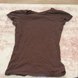 Derek Heart Short-Sleeve Fitted Crewneck Top in Chocolate Brown